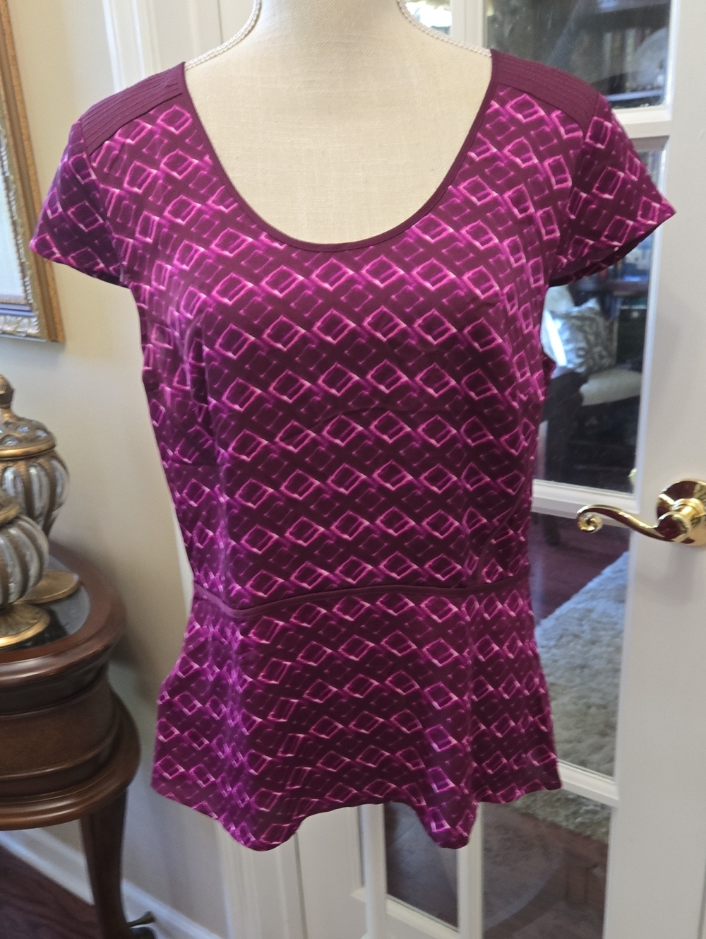 Ann Taylor Purple Pink Geometric Short Sleeve Fitted Waist Top Side Zip 10 NEW